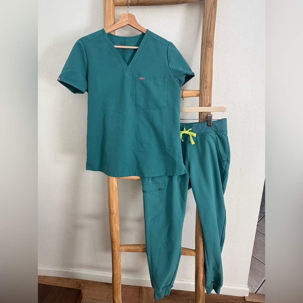 Figs Surgical Green scrubs. Technical collection, size small